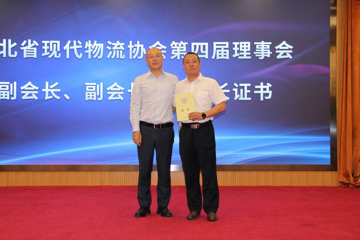 肖明建会长为协会秘书长张智勇颁发证书